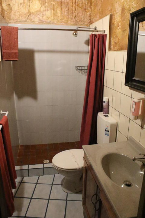 The Underground Motel - Accommodation in Surfers Paradise 4