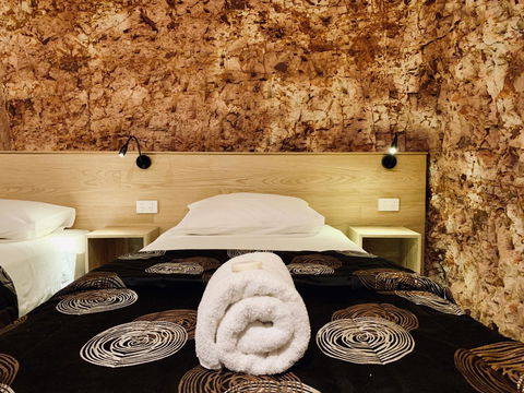 The Lookout Cave Underground Motel - Accommodation in Surfers Paradise 2