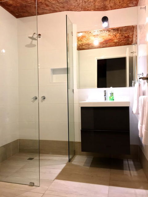 The Lookout Cave Underground Motel - Accommodation in Surfers Paradise 11