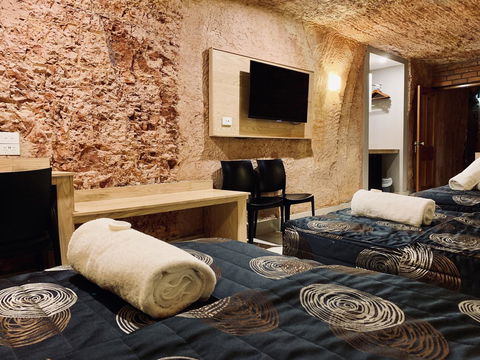 The Lookout Cave Underground Motel - Accommodation in Surfers Paradise 3