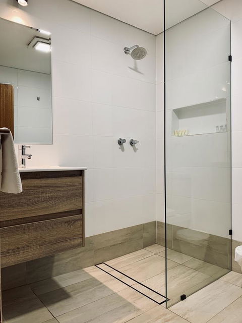 The Lookout Cave Underground Motel - Accommodation in Surfers Paradise 1
