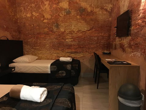 The Lookout Cave Underground Motel - Accommodation in Surfers Paradise 12