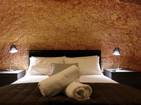 The Lookout Cave Underground Motel - Accommodation in Surfers Paradise 9