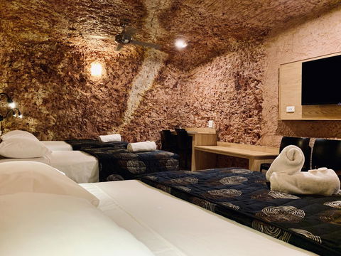 The Lookout Cave Underground Motel - Accommodation in Surfers Paradise 5
