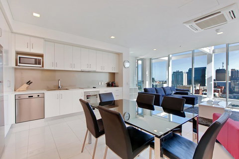 Light And Spacious, Stunning Views Of Adelaide - Accommodation in Surfers Paradise 3