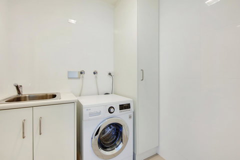 Light And Spacious, Stunning Views Of Adelaide - Accommodation in Surfers Paradise 10