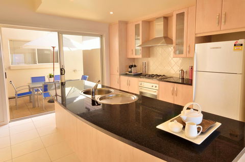 Adelaide Luxury Beach House - Accommodation in Surfers Paradise 26