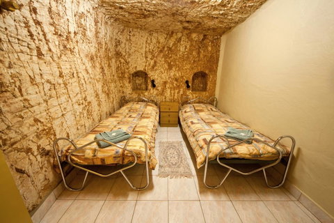 Radeka Downunder Underground Motel - Accommodation in Surfers Paradise 7