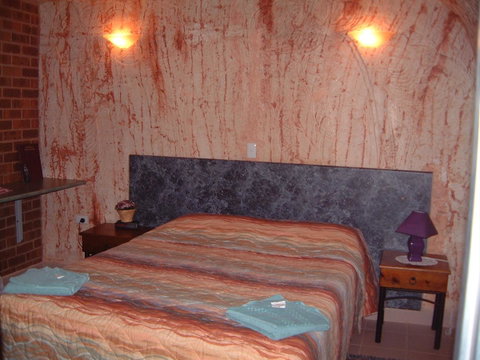 Radeka Downunder Underground Motel - Accommodation in Surfers Paradise 1