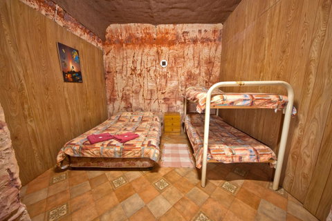 Radeka Downunder Underground Motel - Accommodation in Surfers Paradise 2