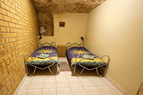 Radeka Downunder Underground Motel - Accommodation in Surfers Paradise 5