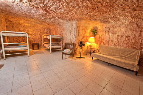 Radeka Downunder Underground Motel - Accommodation in Surfers Paradise 4