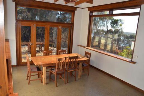 Of Stone & Wood Guesthouse - Accommodation in Surfers Paradise 4