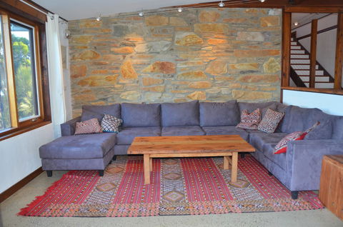 Of Stone & Wood Guesthouse - Accommodation in Surfers Paradise 9