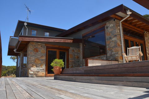 Of Stone & Wood Guesthouse - Accommodation in Surfers Paradise 1