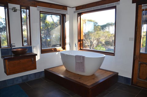 Of Stone & Wood Guesthouse - Accommodation in Surfers Paradise 14