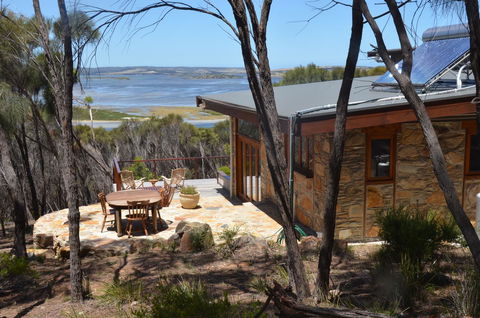 Of Stone & Wood Guesthouse - Accommodation in Surfers Paradise 25