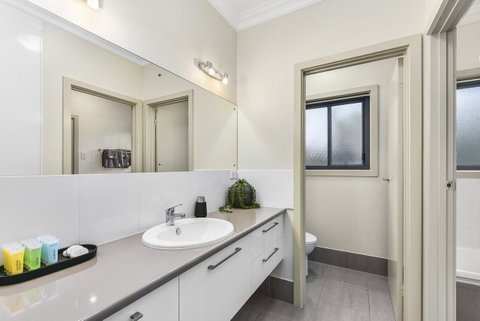 Accommodation On Lansell 2 - Accommodation in Surfers Paradise 10