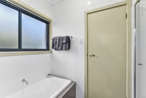 Accommodation On Lansell 2 - Accommodation in Surfers Paradise 11