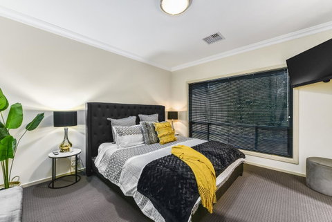 Accommodation On Lansell 2 - Accommodation in Surfers Paradise 1