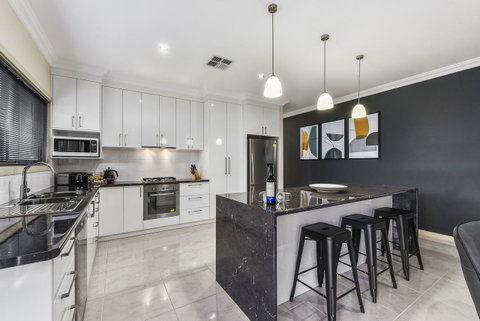 Accommodation On Lansell 2 - Accommodation in Surfers Paradise 0