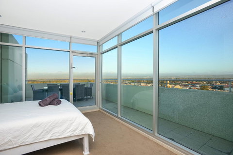 Glenelg Skyline Penthouse - Accommodation in Surfers Paradise 13
