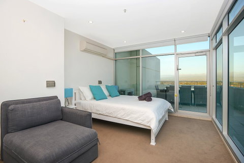 Glenelg Skyline Penthouse - Accommodation in Surfers Paradise 36