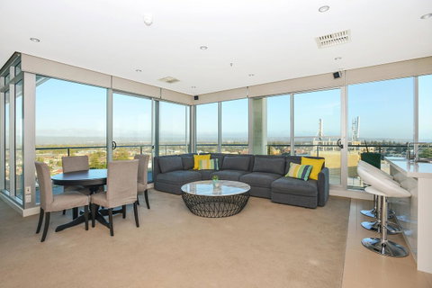 Glenelg Skyline Penthouse - Accommodation in Surfers Paradise 8