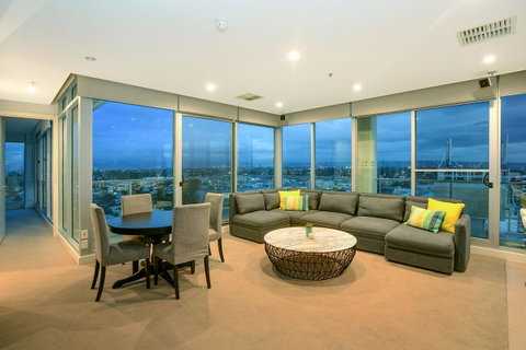 Glenelg Skyline Penthouse - Accommodation in Surfers Paradise 4