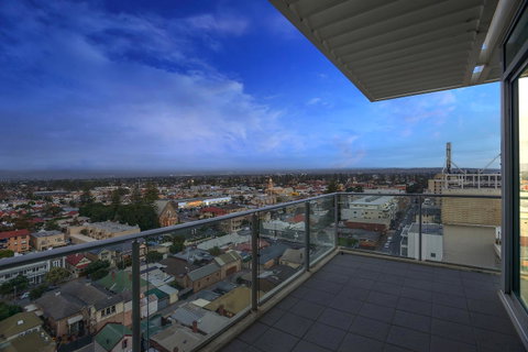 Glenelg Skyline Penthouse - Accommodation in Surfers Paradise 28