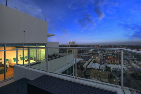 Glenelg Skyline Penthouse - Accommodation in Surfers Paradise 10