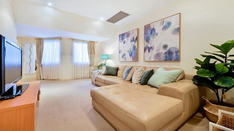 GOUGER 265 - Accommodation in Surfers Paradise 16