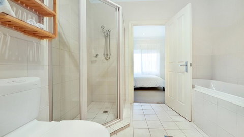 GOUGER 265 - Accommodation in Surfers Paradise 11