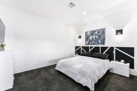 KENNEDY EXECUTIVE TOWNHOUSE - Accommodation in Surfers Paradise 2