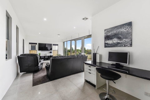 KENNEDY EXECUTIVE TOWNHOUSE - Accommodation in Surfers Paradise 16