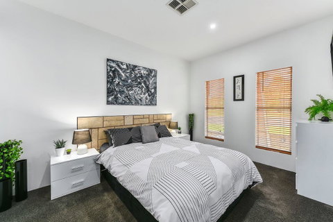 KENNEDY EXECUTIVE TOWNHOUSE - Accommodation in Surfers Paradise 4