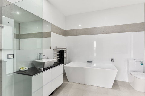 KENNEDY EXECUTIVE TOWNHOUSE - Accommodation in Surfers Paradise 1