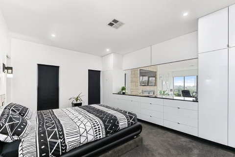 KENNEDY EXECUTIVE TOWNHOUSE - Accommodation in Surfers Paradise 11