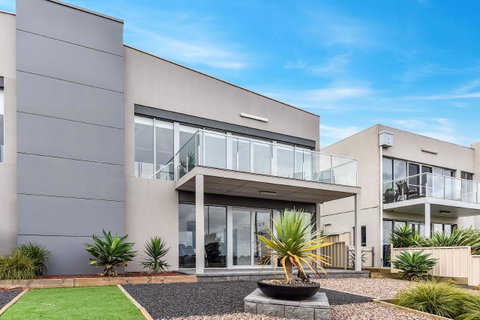 KENNEDY EXECUTIVE TOWNHOUSE - Accommodation in Surfers Paradise 17