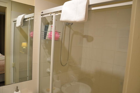 ADELAIDE CENTRAL APARTMENT - 3BR, 2BATH & CARPARK - Accommodation in Surfers Paradise 18