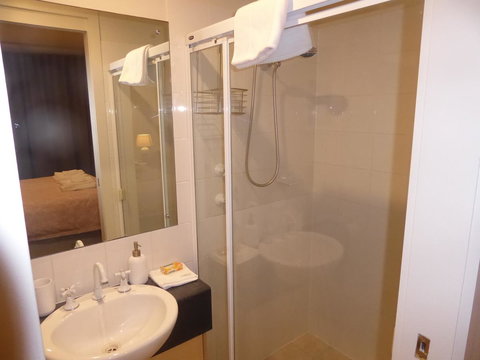 ADELAIDE CENTRAL APARTMENT - 3BR, 2BATH & CARPARK - Accommodation in Surfers Paradise 14