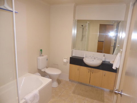 ADELAIDE CENTRAL APARTMENT - 3BR, 2BATH & CARPARK - Accommodation in Surfers Paradise 17