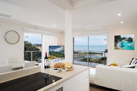 Stylish 3 Bedroom Beachview Apartment - Accommodation in Surfers Paradise 5