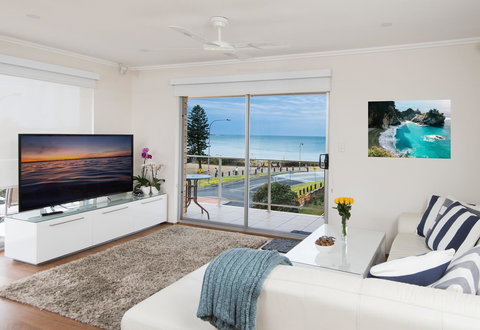 Stylish 3 Bedroom Beachview Apartment - Accommodation in Surfers Paradise 0