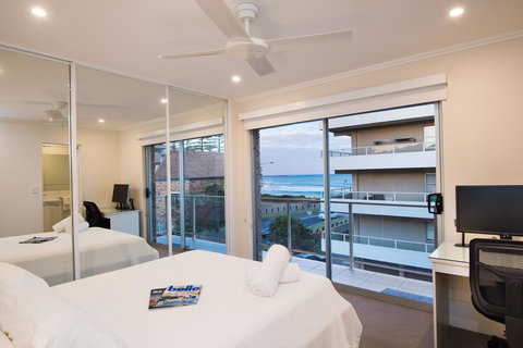 Stylish 3 Bedroom Beachview Apartment - Accommodation in Surfers Paradise 1