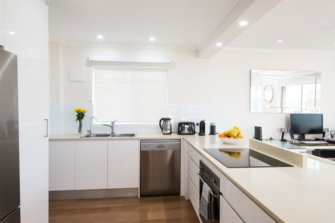 Stylish 3 Bedroom Beachview Apartment - Accommodation in Surfers Paradise 6