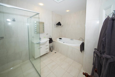 Yankalilla Bay Homestead - Accommodation in Surfers Paradise 8