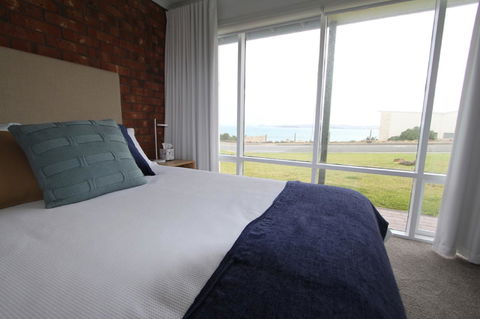Southern Sands\' Beachfront Apartment - Accommodation in Surfers Paradise 12