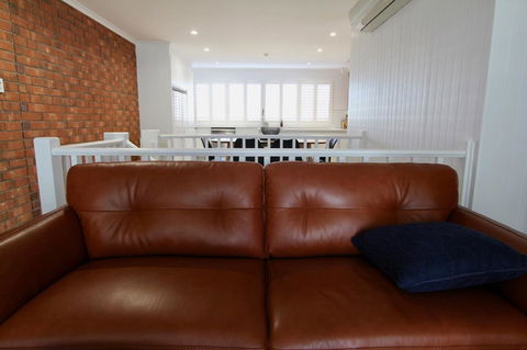 Southern Sands\' Beachfront Apartment - Accommodation in Surfers Paradise 6