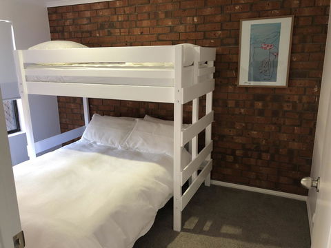 Southern Sands\' Beachfront Apartment - Accommodation in Surfers Paradise 14